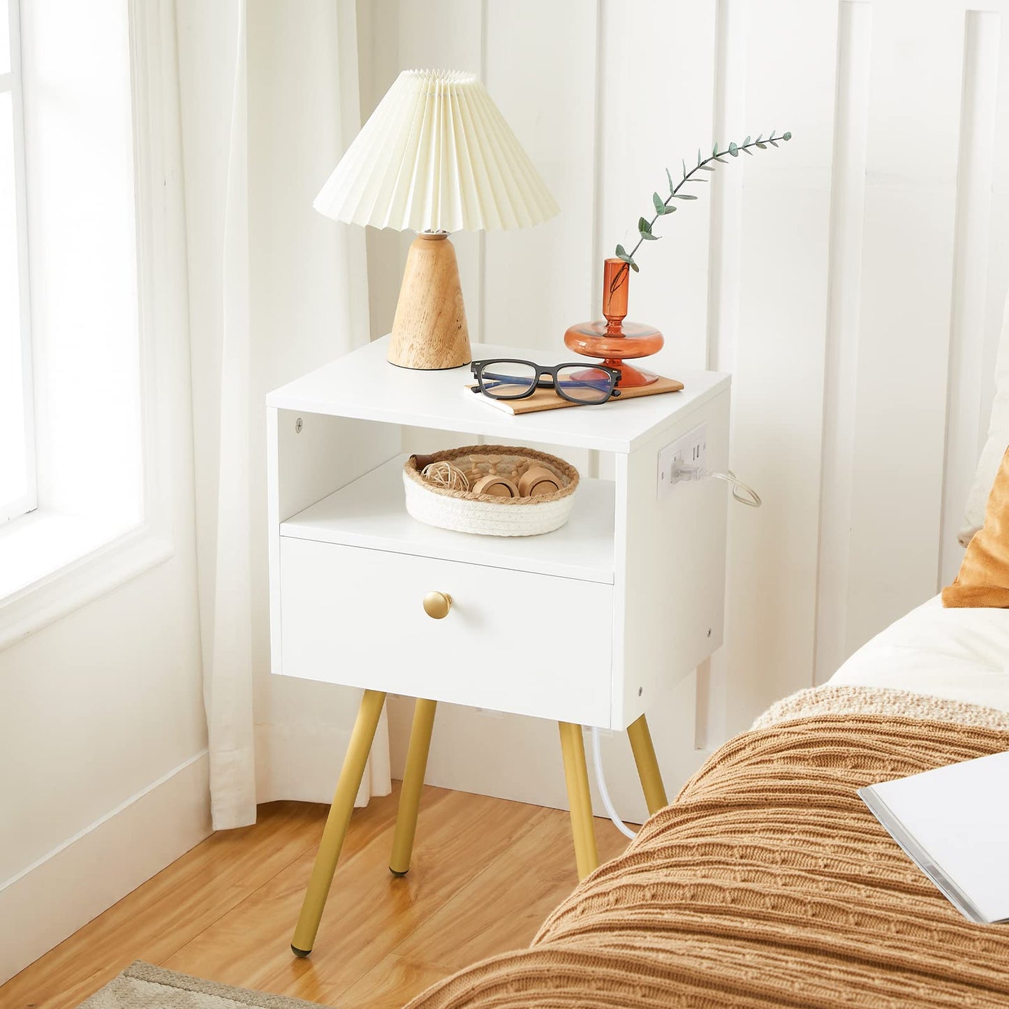 HOOBRO Nightstand with Charging Station, Side Table with USB Ports and Outlet, End Table for Tight Spaces, Solid and Stable, for Office, Bedroom, Study, White and Gold DW88UBZ01