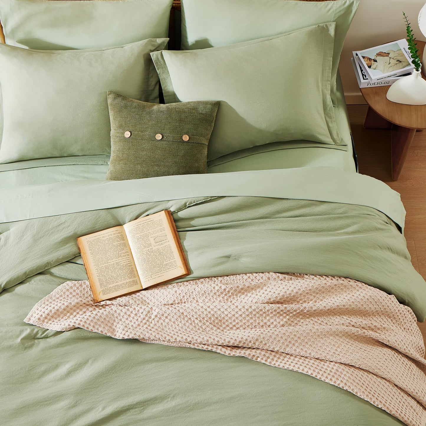 WRENSONGE Queen Comforter Set - 7 Pieces Sage Green Soft Bed in a Bag Queen with Fitted Sheet, Flat Sheet, 2 Pillow Shams, and 2 Pillowcases- Warm Bedding Sets Queen for All Season