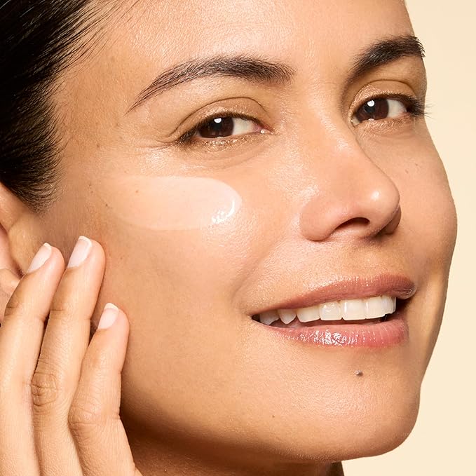 Honest Beauty Vitamin C Radiance Serum | Improves + Brightens Skin Tone and Complexion | Gentle for Sensitive Skin, Fragrance Free, Vegan | 1 fl oz